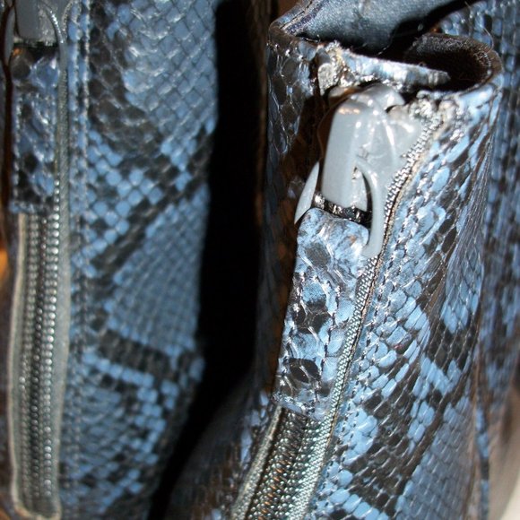 OLD NAVY Sz 10 NWOT Rear Zip Blue/Black Snakeskin Pattern Booties 3" Heel - Picture 3 of 15